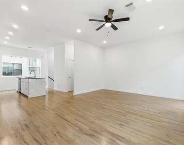 427 W 10th Street - Photo Thumbnail 11