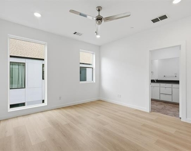 427 W 10th Street - Photo Thumbnail 19