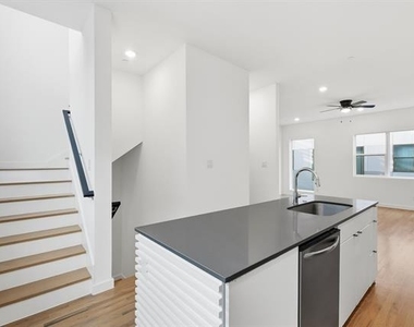 427 W 10th Street - Photo Thumbnail 13