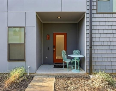 427 W 10th Street - Photo Thumbnail 4