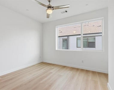 427 W 10th Street - Photo Thumbnail 21
