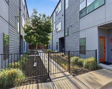 427 W 10th Street - Photo Thumbnail 3