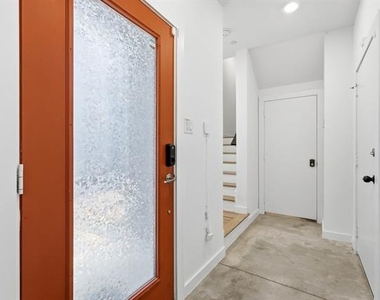 427 W 10th Street - Photo Thumbnail 6