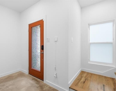 427 W 10th Street - Photo Thumbnail 5