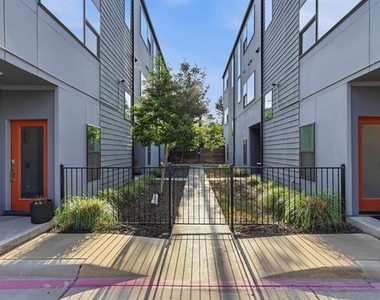 427 W 10th Street - Photo Thumbnail 2