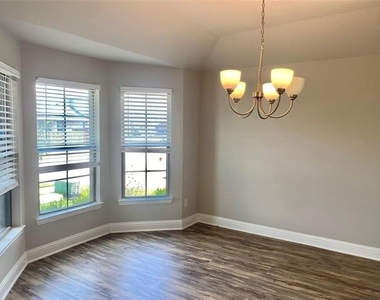 2258 Templin Avenue - Photo Thumbnail 2