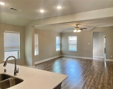 2258 Templin Avenue - Photo Thumbnail 3