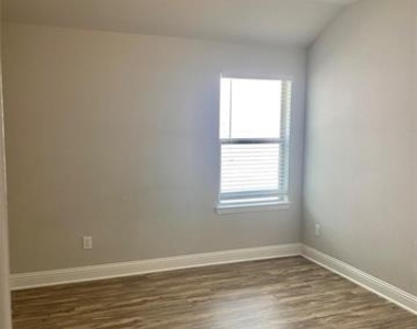 2258 Templin Avenue - Photo Thumbnail 6
