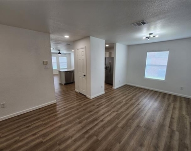 12808 Kingsgate Drive - Photo Thumbnail 6