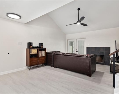 2101 Park Willow Lane - Photo Thumbnail 6
