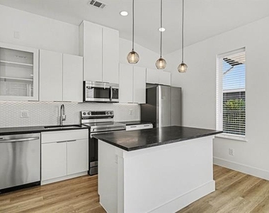 2217 N Fitzhugh Avenue - Photo Thumbnail 6