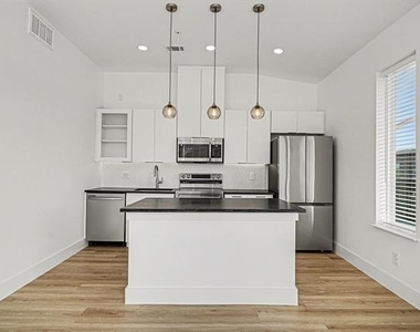 2217 N Fitzhugh Avenue - Photo Thumbnail 8