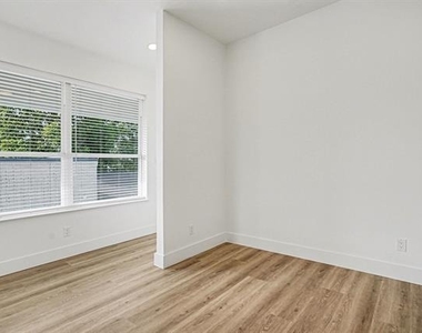 2217 N Fitzhugh Avenue - Photo Thumbnail 26