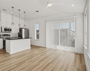 2217 N Fitzhugh Avenue - Photo Thumbnail 14