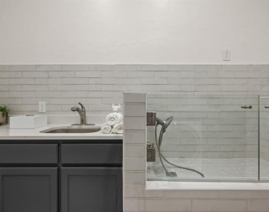 320 W Highland Street - Photo Thumbnail 20