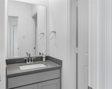 300 Foxglove Hill - Photo Thumbnail 34