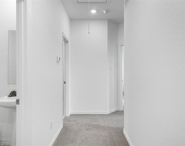 300 Foxglove Hill - Photo Thumbnail 32
