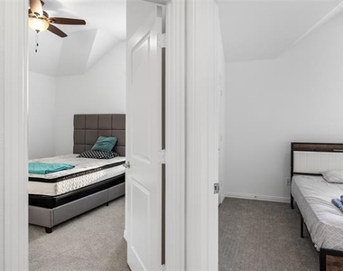 300 Foxglove Hill - Photo Thumbnail 36