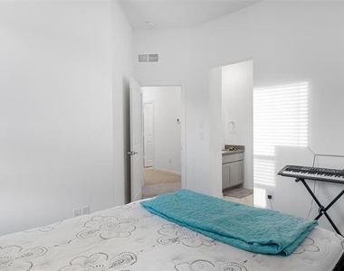 300 Foxglove Hill - Photo Thumbnail 15