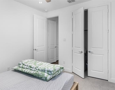 300 Foxglove Hill - Photo Thumbnail 25