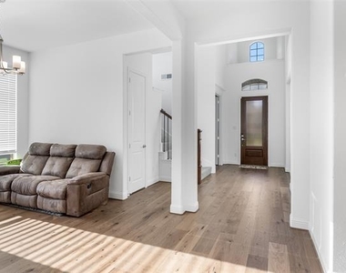 300 Foxglove Hill - Photo Thumbnail 7