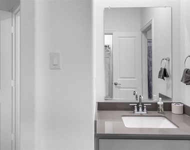 300 Foxglove Hill - Photo Thumbnail 39