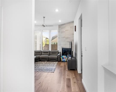300 Foxglove Hill - Photo Thumbnail 20