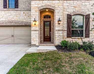 300 Foxglove Hill - Photo Thumbnail 2