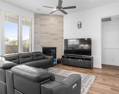 300 Foxglove Hill - Photo Thumbnail 9