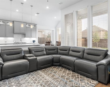 300 Foxglove Hill - Photo Thumbnail 8