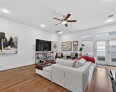 5618 Lindell Avenue - Photo Thumbnail 8