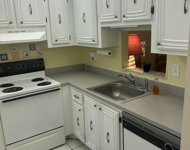 2801 Somerset Drive - Photo Thumbnail 9