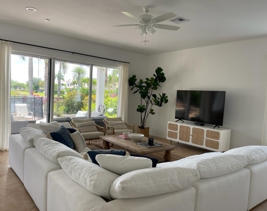4600 Mariners Cove Drive - Photo Thumbnail 6