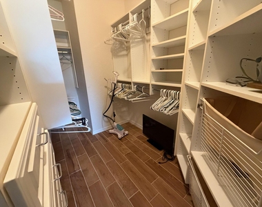 6510 Oxford Circle - Photo Thumbnail 9
