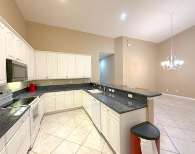 6510 Oxford Circle - Photo Thumbnail 4