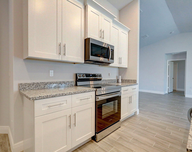 2352 Sw Plum Court - Photo Thumbnail 15