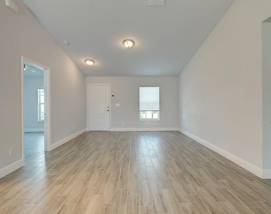 2352 Sw Plum Court - Photo Thumbnail 4