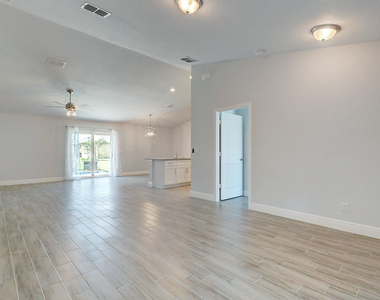 2352 Sw Plum Court - Photo Thumbnail 5