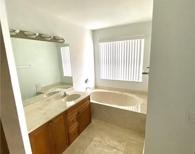 11135 Nw 46th Drive - Photo Thumbnail 7