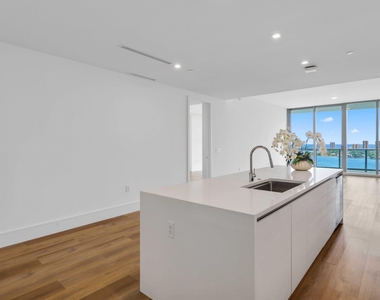 220 Lake Shore Drive - Photo Thumbnail 6
