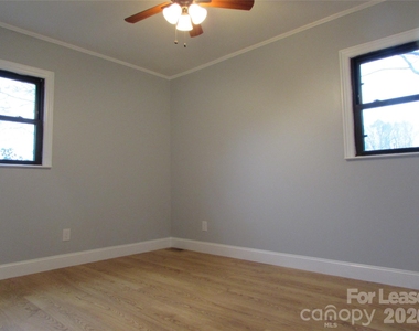 2725 Sloop Road - Photo Thumbnail 5