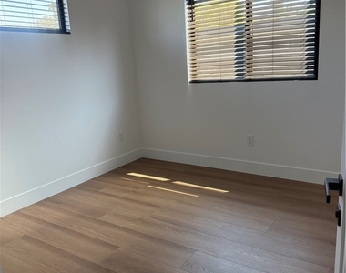 6148 Lederer Avenue - Photo Thumbnail 6