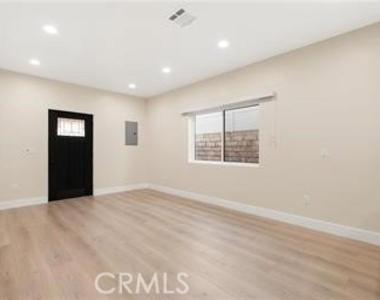 19953 Lassen Street - Photo Thumbnail 3
