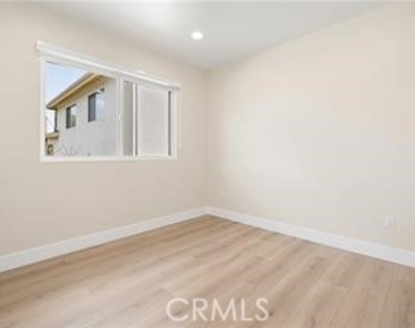 19953 Lassen Street - Photo Thumbnail 5