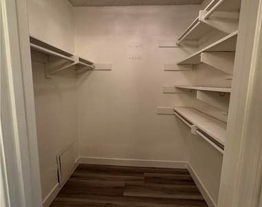 22330 Victory Boulevard - Photo Thumbnail 5
