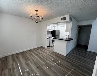 22330 Victory Boulevard - Photo Thumbnail 10