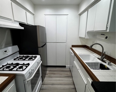 22330 Victory Boulevard - Photo Thumbnail 9