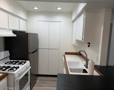 22330 Victory Boulevard - Photo Thumbnail 18