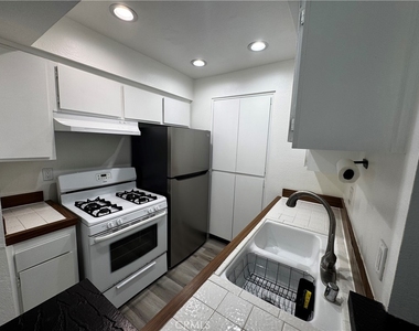 22330 Victory Boulevard - Photo Thumbnail 8