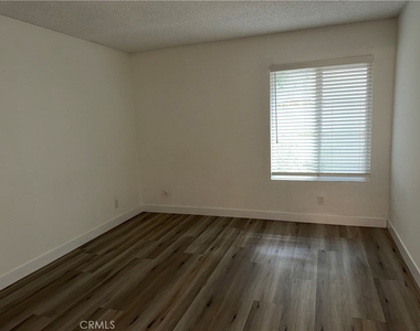 22330 Victory Boulevard - Photo Thumbnail 12